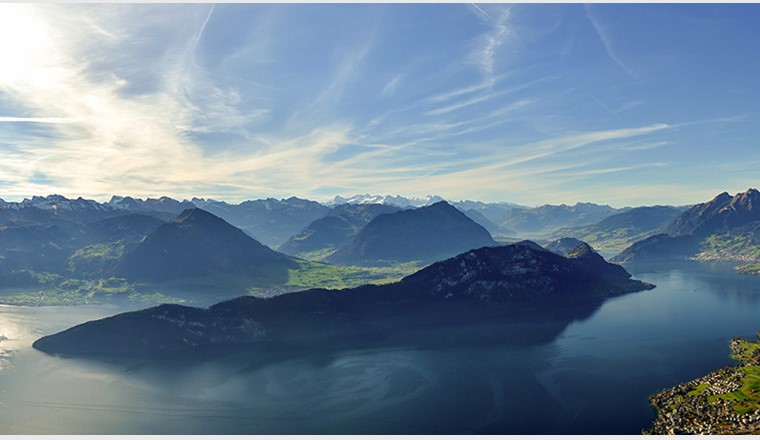 Vue panoramique depuis le Rigi sur le lac des Quatre-Cantons, le mont Pilate et les Alpes suisses. (Photo: ©Michal Stipek, Shutterstock)