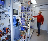 Versuchscontainer im Gemeinschaftklärwerk Bitterfeld-Wolfen. Hier werden neue Wassertechnologien praxisnah erprobt, um Energie und wertvolle Rohstoffe aus chemischen Prozesswässern zurückzugewinnen. (Bild: © Fraunhofer IKTS) Versuchscontainer im Gemeinschaftklärwerk Bitterfeld-Wolfen. Hier werden neue Wassertechnologien praxisnah erprobt, um Energie und wertvolle Rohstoffe aus chemischen Prozesswässern zurückzugewinnen. (Bild: © Fraunhofer IKTS)