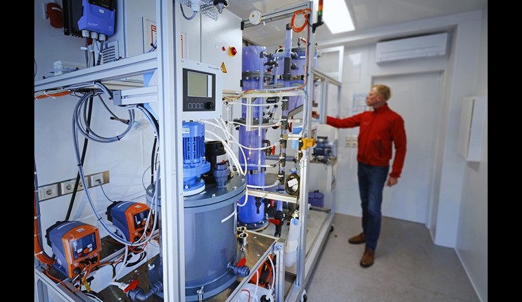 Versuchscontainer im Gemeinschaftklärwerk Bitterfeld-Wolfen. Hier werden neue Wassertechnologien praxisnah erprobt, um Energie und wertvolle Rohstoffe aus chemischen Prozesswässern zurückzugewinnen. (Bild: © Fraunhofer IKTS)