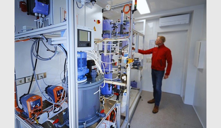 Versuchscontainer im Gemeinschaftklärwerk Bitterfeld-Wolfen. Hier werden neue Wassertechnologien praxisnah erprobt, um Energie und wertvolle Rohstoffe aus chemischen Prozesswässern zurückzugewinnen. (Bild: © Fraunhofer IKTS)