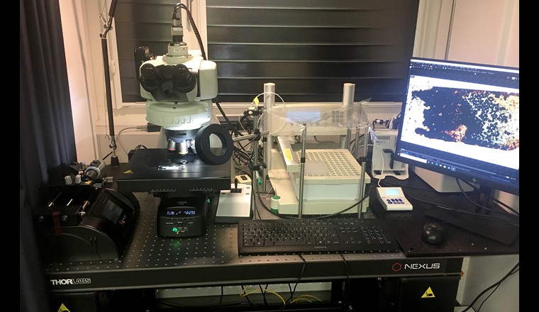 Das experimentelle Setup bestand, von links nach rechts, aus einer Pumpe, einem Lichtmikroskop, unter dem das Filtermodell platziert wurde, einem Fraktionssammler zur Analyse des gefilterten Wassers und dem Bildschirm, auf dem die Aufnahmen des Mikroskops zu sehen waren. (Bild: ©Eawag)