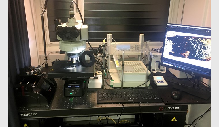 La configuration expérimentale se composait, de gauche à droite, d’une pompe, d’un microscope optique sous lequel avait été placé le modèle de filtre, d’un collecteur de fractions pour l’analyse de l’eau filtrée et d’un écran sur lequel s’affichaient les prises de vue du microscope. (Image : ©Eawag)