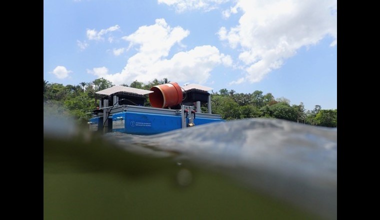 Der an der TU Freiberg entwickelte Mess-Roboter auf den Gewässern des Amazonas. (Bild: ©TU Bergakademie Freiberg/J. Matschullat)