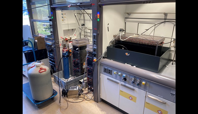 Fig. 1 Fermenteurs pilotes - un réacteur horizontal à droite et deux réacteurs à colonnes au centre de la photo - dans le laboratoire du groupe de recherche de la HES-SO , dans lesquels la technologie MEC est étudiée.