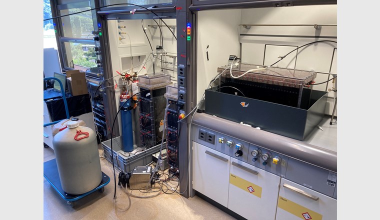 Fig. 1 Fermenteurs pilotes - un réacteur horizontal à droite et deux réacteurs à colonnes au centre de la photo - dans le laboratoire du groupe de recherche de la HES-SO , dans lesquels la technologie MEC est étudiée.