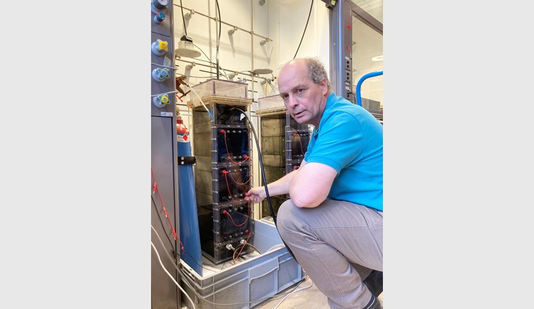 Professor Fabian Fischer im Labor der Westschweizer Fachhochschule in Sitten mit einem MEC-Säulenreaktor.  (© B. Vogel)
