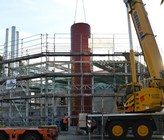 Der riesige Wasserspeicher wurde mit einem Kran in die Fernwärmezentrale gehoben und anschliessend installiert. (© StWZ) Der riesige Wasserspeicher wurde mit einem Kran in die Fernwärmezentrale gehoben und anschliessend installiert. (© StWZ)