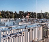 Fig. 1 Pilotanlage für Geomethanisierung in einer ausgeförderten Erdgaslagerstätte im österreichischen Pilsbach.    (© RAG Austria AG) Fig. 1 Pilotanlage für Geomethanisierung in einer ausgeförderten Erdgaslagerstätte im österreichischen Pilsbach.    (© RAG Austria AG)