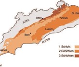 Fig. 5 Die Karte der Alpennordseite bezeichnet Gebiete, in denen die Geologen der Uni Bern die Gesteinsschichten für einen Porenspeicher mit Geomethanisierung grundsätzlich für geeignet halten. Ein Hauptkriterium für die Standortwahl ist die Zahl geeigneter Gesteinsschichten: Wo drei geeignete Gesteinsschichten übereinander liegen (Jurasüdfuss zwischen Olten und Schaffhausen), besteht die grösste Chance, mit einer Bohrung auf einen geeigneten Bereich für einen Porenspeicher zu stossen. Aber auch Gebiete mit nur zwei oder einer geeigneten Gesteinsschicht sind nach Einbezug weiterer geologischer Kriterien mitunter für einen Porenspeicher vielversprechend. Das gilt für den Raum Genf und einen Streifen vom Bodensee über Zürcher- und Zugersee bis nach Bern. Die Wissenschaftler stützen sich auf ein 3D-Modell des Schweizer Untergrunds, das unter anderem auf den bisherigen, meist erfolglosen Erdgas-Bohrungen und seismischen Untersuchungen beruht.
(© Universität Bern) Fig. 5 Die Karte der Alpennordseite bezeichnet Gebiete, in denen die Geologen der Uni Bern die Gesteinsschichten für einen Porenspeicher mit Geomethanisierung grundsätzlich für geeignet halten. Ein Hauptkriterium für die Standortwahl ist die Zahl geeigneter Gesteinsschichten: Wo drei geeignete Gesteinsschichten übereinander liegen (Jurasüdfuss zwischen Olten und Schaffhausen), besteht die grösste Chance, mit einer Bohrung auf einen geeigneten Bereich für einen Porenspeicher zu stossen. Aber auch Gebiete mit nur zwei oder einer geeigneten Gesteinsschicht sind nach Einbezug weiterer geologischer Kriterien mitunter für einen Porenspeicher vielversprechend. Das gilt für den Raum Genf und einen Streifen vom Bodensee über Zürcher- und Zugersee bis nach Bern. Die Wissenschaftler stützen sich auf ein 3D-Modell des Schweizer Untergrunds, das unter anderem auf den bisherigen, meist erfolglosen Erdgas-Bohrungen und seismischen Untersuchungen beruht.
(© Universität Bern)