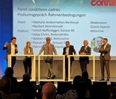 Podiumsgespräch mit namhaften VertreterInnen aus Politik und Wirtschaft (Bild: ©Geothermie-Schweiz / Roland J. Keller) Podiumsgespräch mit namhaften VertreterInnen aus Politik und Wirtschaft (Bild: ©Geothermie-Schweiz / Roland J. Keller)