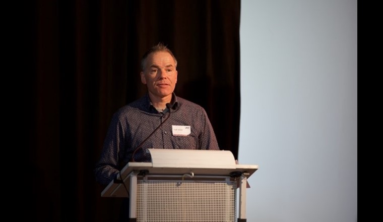 Rolf Meier, SSIGE, fait une présentation sur le point de vue des distributeurs d’eau par rapport à l’utilisation énergétique des eaux souterraines
(Image: ©Geothermie Suisse / Roland J. Keller)