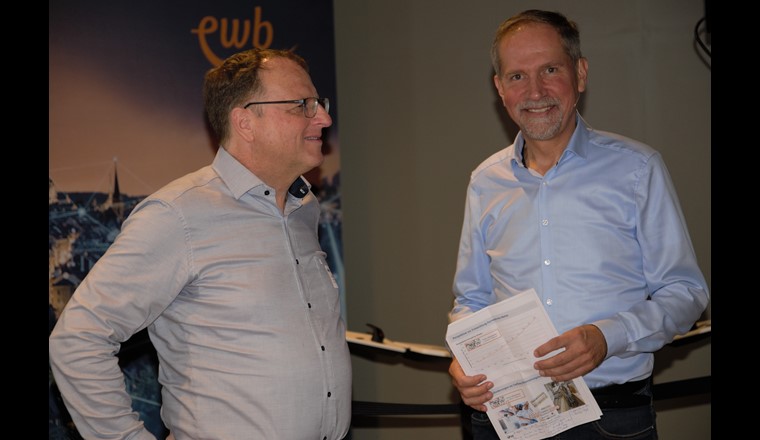 Bernhard Feuerhuber, spécialiste de la chaleur à distance à la SSIGE et animateur de la journée technique, discutant avec Michael Sarbach, CEO de l’entreprise Regionalwerke AG Baden et président de la commission principale Chaleur à distance de la SSIGE.