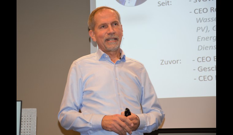 Lors de son exposé d’ouverture, Michael Sarbach a évoqué les défis à relever en matière de travaux publics et de construction de conduites:  la stratégie énergétique exige le développement de réseaux de chaleur dans les zones urbaines, alors même que l’espace y est de plus en plus rare et la construction de conduites de plus en plus complexe.