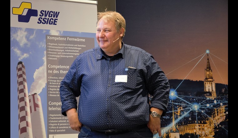 Martin Jutzeler, responsable de l’optimisation système chez Energie Wasser Berne (ewb), a tout d’abord souhaité la bienvenue aux participantes et participants au sein de la centrale énergétique d’ewb et a ensuite décrit au cours de son exposé les instruments permettant de déterminer l’état des conduites ainsi que les outils utilisés afin d’identifier le bon moment pour les remplacer.