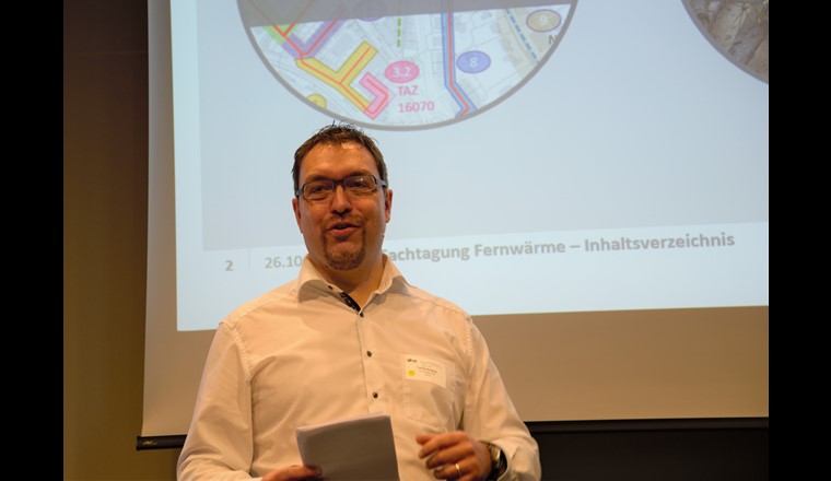 Deux exposés sur le choix des tracés ont clôturé le programme. Tobias Ressnig de la société Pini Groupe SA a mentionné les facteurs de succès suivants: un développement territorial global et coordonné ainsi que des connaissances techniques en travaux publics et réseaux d’énergie.