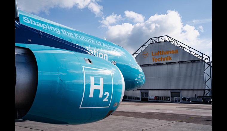 Die Flugzeughülle ist fertig gestaltet, nun werden in den kommenden Monaten die Wasserstoffkomponenten in den ausgemusterte Airbus A320 eingebaut. (© Lufhansa Technik)
