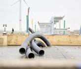 Auf dem alten Flughafengelände neben dem Hangar entsteht das Hydrogen Lab Bremerhaven. (© Hauke Müller) Auf dem alten Flughafengelände neben dem Hangar entsteht das Hydrogen Lab Bremerhaven. (© Hauke Müller)