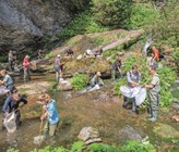 Ein Feldteam aus rund 20 Gewässerspezialistinnen und -spezialisten ist in der ganzen Schweiz unterwegs, um jedes Jahr rund 100 Gewässerabschnitte mittels Kick-Sampling zu beproben, die Ökomorphologie zu ermitteln und die Gewässerwirbellosen auf Familienniveau zu bestimmen. (© Beat Ernst)