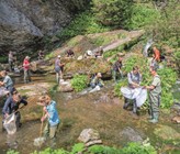 Ein Feldteam aus rund 20 Gewässerspezialistinnen und -spezialisten ist in der ganzen Schweiz unterwegs, um jedes Jahr rund 100 Gewässerabschnitte mittels Kick-Sampling zu beproben, die Ökomorphologie zu ermitteln und die Gewässerwirbellosen auf Familienniveau zu bestimmen. (© Beat Ernst) Ein Feldteam aus rund 20 Gewässerspezialistinnen und -spezialisten ist in der ganzen Schweiz unterwegs, um jedes Jahr rund 100 Gewässerabschnitte mittels Kick-Sampling zu beproben, die Ökomorphologie zu ermitteln und die Gewässerwirbellosen auf Familienniveau zu bestimmen. (© Beat Ernst)