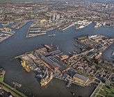 Mit dem Bau einer Grossanlage zur Ammoniakspaltung im Hafengebiet Rotterdams soll Zeit und Platz gespart werden, um den Wasserstoffimport von einer Million Tonne pro Jahr zu ermöglichen. (© D. Cornelissen/Port of Rotterdam)