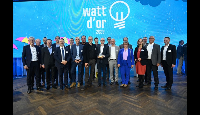 Glückliche Gewinner: Nur durch gemeinsames Engagement liess sich das innovative Power-to-Gas-Projekt umsetzen. Limeco betreibt die Power-to-Gas-Anlage, finanziert wird diese durch acht Schweizer Energieversorger: Eniwa AG, Energie Zürichsee Linth AG, St. Galler Stadtwerke, Energie Wasser Bern, die Gas- und Wasserversorgungen von Dietikon und Schlieren, SWL Energie AG und Industrielle Betriebe Interlaken. Die Stadtwerke-Allianz Swisspower hat das Projekt mitinitiiert. Die Schmack Biogas GmbH (Anlagenbau) und die microbEnergy GmbH (Verfahren) setzten die Pionieranlage technisch um.