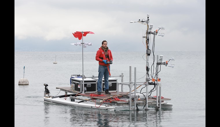 Mehrshad Foroughan utilise plusieurs instruments de mesure dont un catamaran autonome. (Image: ©Alain Herzog)