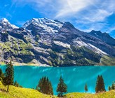 Oeschinensee bei Kandersteg im Berner Oberland (Bild: ©istock). Oeschinensee bei Kandersteg im Berner Oberland (Bild: ©istock).