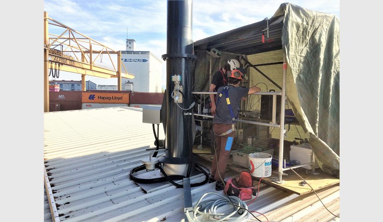 Fig. 3 Deux chercheurs de l’Institut pour la biomasse et l’efficacité des ressources (IBRE) de la FHNW effectuent des mesures de gaz d’échappement à Bâle, sur le toit de l’installation de pyrolyse des services industriels de Bâle (IWB). (Photo: Stephan Gutzwiller)