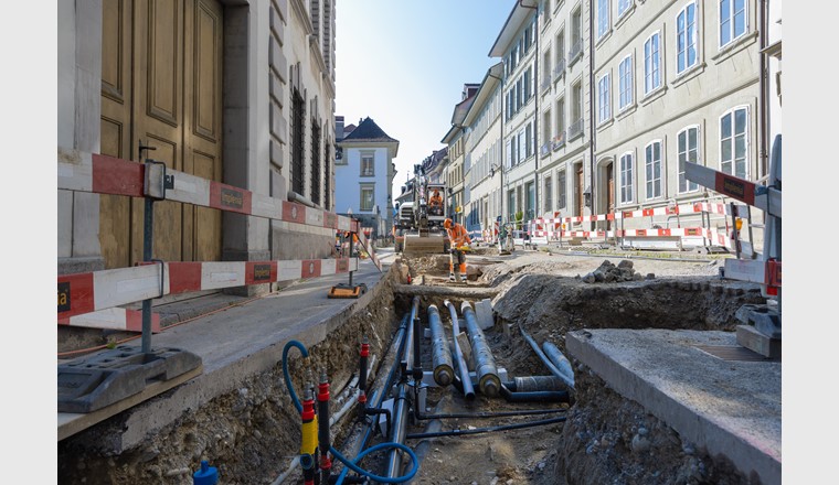 L’extension du réseau de chauffage à distance dans l’agglomération de Fribourg bat son plein: l'impression de travaux en vieille ville de Fribourg (CAD de Fribourg) ...
