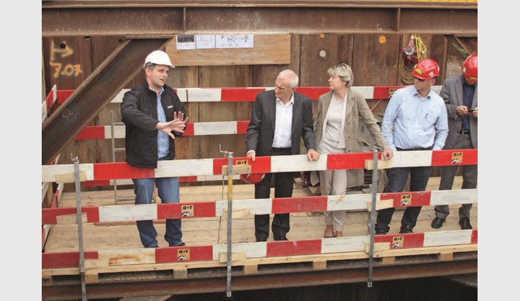 Eniwa-Projektleiter Matthias Bobst (l.) besichtigt 2014 mit dem Verwaltungsrat die Unterstossung der SBB-Gleise.