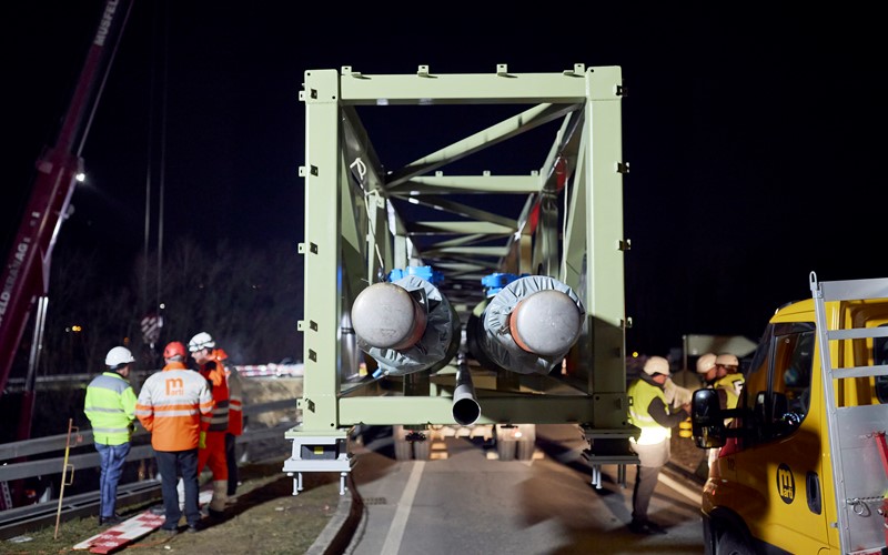 Neue Rohrleitungsbrücke für künftigen Wärmeverbund Birsstadt montiert