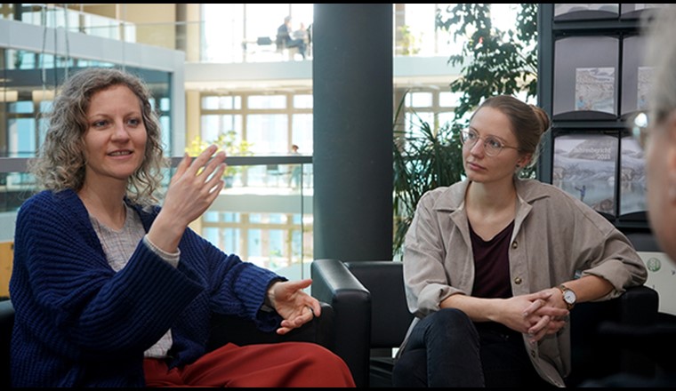Nadja Contzen, responsable du groupe de recherche de l’Eawag Psychologie de la santé environnemental (à gauche) et Josianne Kollmann, postdoctorante dans le groupe (à droite). (Image: ©Andri Bryner)