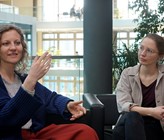 Nadja Contzen, Leiterin der Eawag-Forschungsgruppe Umwelt-Gesundheitspsychologie (links), und Josianne Kollmann, Postdoktorandin in der Gruppe (rechts). (Bild: ©Andri Bryner) Nadja Contzen, Leiterin der Eawag-Forschungsgruppe Umwelt-Gesundheitspsychologie (links), und Josianne Kollmann, Postdoktorandin in der Gruppe (rechts). (Bild: ©Andri Bryner)