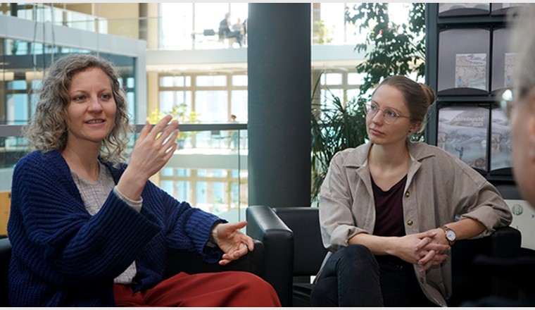 Nadja Contzen, Leiterin der Eawag-Forschungsgruppe Umwelt-Gesundheitspsychologie (links), und Josianne Kollmann, Postdoktorandin in der Gruppe (rechts). (Bild: ©Andri Bryner)