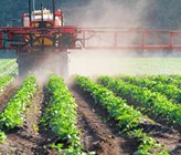 Die Vorgabe gilt ab 2025 für alle Betriebe, Organisationen und Unternehmen, die Pflanzenschutzmittel einsetzen oder mit Dünger, Kraftfutter und Pflanzenschutzmitteln handeln. (Bild: ©adobestock) Die Vorgabe gilt ab 2025 für alle Betriebe, Organisationen und Unternehmen, die Pflanzenschutzmittel einsetzen oder mit Dünger, Kraftfutter und Pflanzenschutzmitteln handeln. (Bild: ©adobestock)