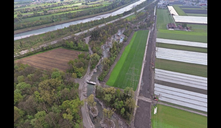 Der versetze Flusslauf im reaktivierten Auenwald und der zugeschüttete Kanal. Links oben sind die A13 und dahinter der Alpenrhein zu erkennen. 		  (© Amt für Wasser und Energie Kt. St. Gallen)