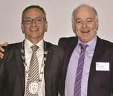 Heinz Habegger mit seinem Vorgänger Martin Würsten nach seiner Wahl an der Mitgliederversammlung 2014 zum VSA-Präsidenten. Bild VSA. Heinz Habegger mit seinem Vorgänger Martin Würsten nach seiner Wahl an der Mitgliederversammlung 2014 zum VSA-Präsidenten. Bild VSA.