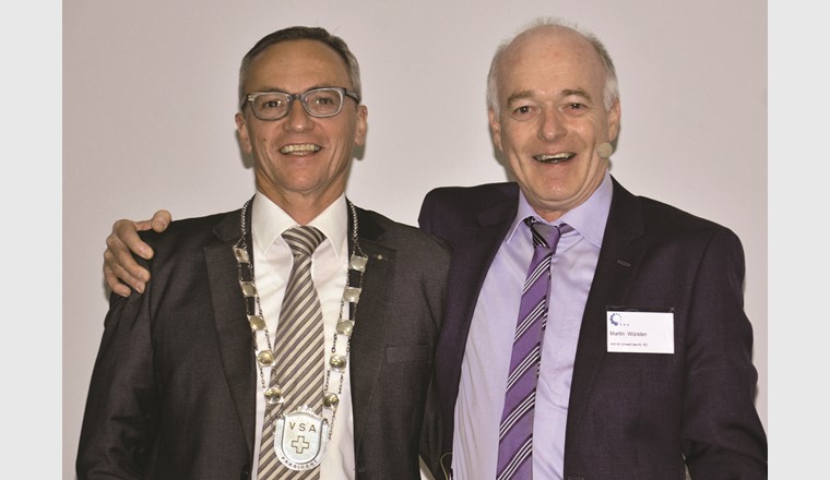 Heinz Habegger avec son prédécesseur Martin Würsten après son élection à la présidence du VSA lors de l'assemblée générale de 2014. Photo VSA.