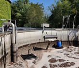 Mit der schwarzen Ablufthaube wird eine Stichprobe der Abluft aus der Faulwasserbehandlung in der ARA Thunersee genommen, um die Lachgasemissionen bestimmen zu können. (Bild: ©Christoph Dieziger, AWEL) Mit der schwarzen Ablufthaube wird eine Stichprobe der Abluft aus der Faulwasserbehandlung in der ARA Thunersee genommen, um die Lachgasemissionen bestimmen zu können. (Bild: ©Christoph Dieziger, AWEL)