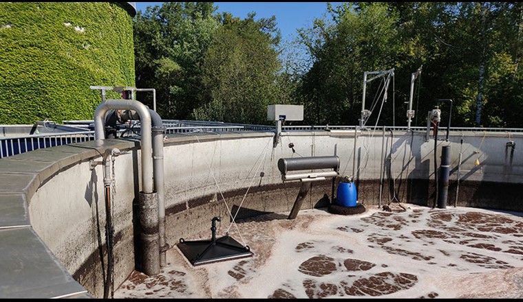 Mit der schwarzen Ablufthaube wird eine Stichprobe der Abluft aus der Faulwasserbehandlung in der ARA Thunersee genommen, um die Lachgasemissionen bestimmen zu können. (Bild: ©Christoph Dieziger, AWEL)
