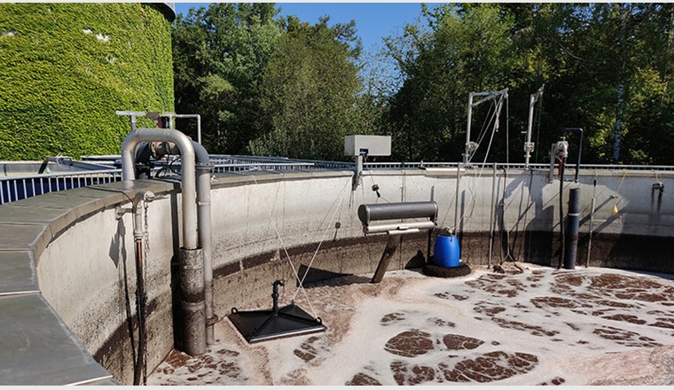 La hotte noire de mesure permet de prélever un échantillon des effluents gazeux émis lors du traitement des eaux putrides à la STEP du lac de Thoune afin de déterminer le niveau d’émission de gaz hilarant. (Image: ©Christoph Dieziger, AWEL)