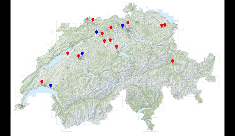 Fig. 4 Emplacements des stations-service à hydrogène en fonction (rouge) et en projet (bleu) accessibles au publique. (Sources: Mobilité H2 Suisse, [15] et Swisstopo, https://map.geo.admin.ch/)