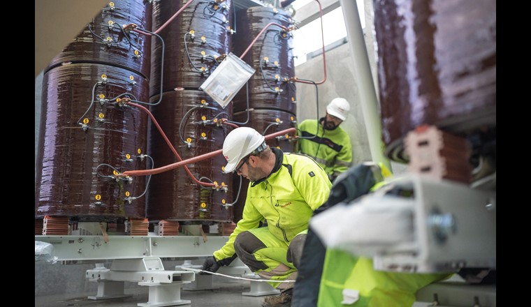 Mise en place des installations électriques nécessaires à la centrale de production d’hydrogène. 	(©JoBersier Agence)