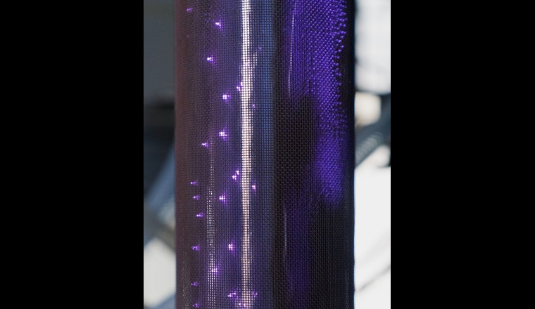 Die Plasma-Atmosphäre wird im Reaktor durch das charakteristische Leuchten und das Entladen von Blitzen deutlich sichtbar. (Bild:©Fraunhofer IGB)