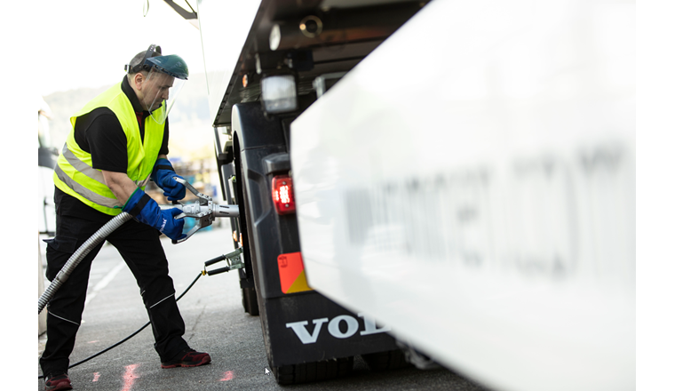 L’utilisation du GNL ou du bioGNL permet non seulement aux camions de disposer d’une autonomie comparable à celle des véhicules diesel, mais également de réduire la durée de ravitaillement par rapport à celle du GNC. (© Krummen Kerzers)
