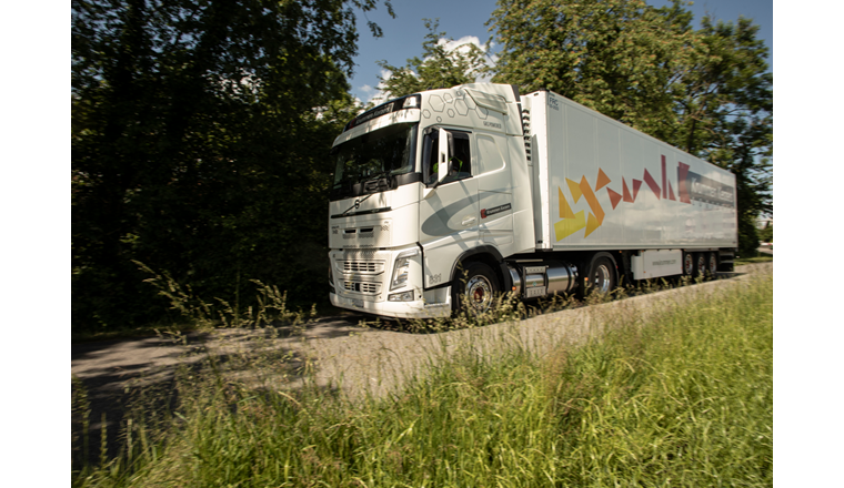 Alors que les camions fonctionnant au gaz naturel comprimé (GNC) ont une autonomie de 200 à 300 km, le camion GNL (photo) de production Volvo, utilisé par Krummen Kerzers, peut parcourir jusqu'à 1 000 km. Il faut toutefois tenir compte du fait que le véhicule GNL n’est pas seulement équipé d’un réservoir de GNL (205 kg), mais également d’un réservoir de diesel (170 l), lequel assure une part plus importante de l’autonomie. (© Krummen Kerzers)