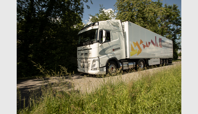 Alors que les camions fonctionnant au gaz naturel comprimé (GNC) ont une autonomie de 200 à 300 km, le camion GNL (photo) de production Volvo, utilisé par Krummen Kerzers, peut parcourir jusqu'à 1 000 km. Il faut toutefois tenir compte du fait que le véhicule GNL n’est pas seulement équipé d’un réservoir de GNL (205 kg), mais également d’un réservoir de diesel (170 l), lequel assure une part plus importante de l’autonomie. (© Krummen Kerzers)