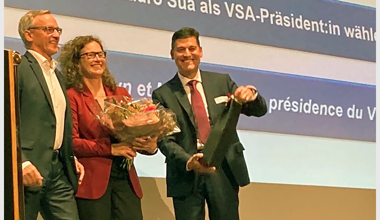L'assemblée élit la vice-présidente sortante, Anja Herlyn (au centre), et le vice-président sortant, Mauro Suà (à droite), à la coprésidence. Photo : P. Sicher/VSA