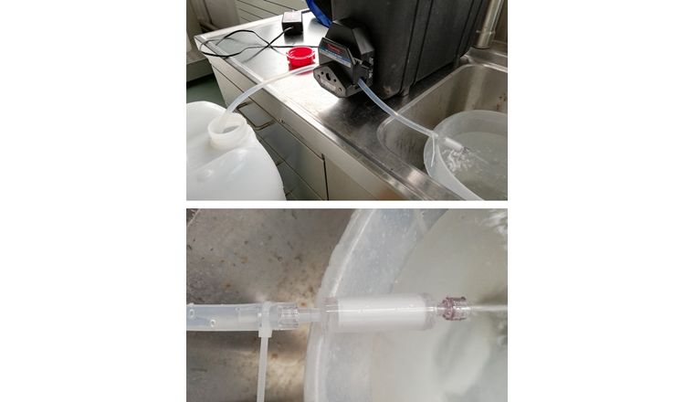 Les échantillons d’eau souterraine sont filtrés pour en extraire l’ADN. Pour ce faire, l’eau est pompée du bidon dans une capsule de filtration (à droite) contenant une membrane dont les pores mesure 0,22 µm. (Photos: Marjorie Couton, Eawag)