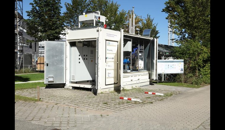 Der Container umfasst zwei getrennte Abteile, eines für die effiziente Anbindung ans elektrische Netz und die Steuerungstechnik (vorne), das andere für den verfahrenstechnischen Aufbau.   Kurt Fuchs / Fraunhofer IISB
